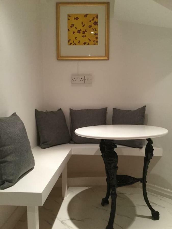 Beautiful 1Br Apartment In Historic St Aubin House Buitenkant foto